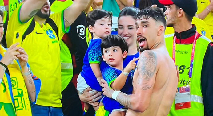 Paquetá presenteia filho com camisa de jogo após marcar primeiro gol na Copa