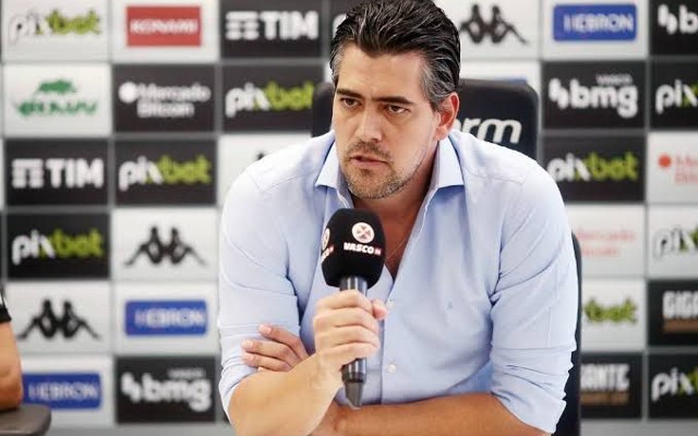 Sentiu? Diretor do Vasco se incomoda com perguntas sobre o Flamengo