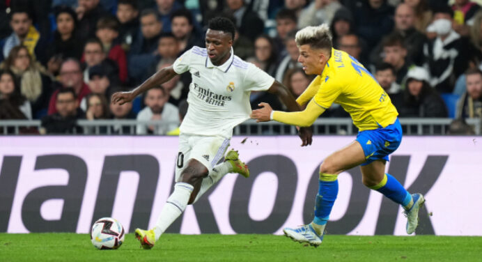 Desafeto de Vinicius Júnior, jogador espanhol usa figuras de macacos para comemorar eliminação do Brasil