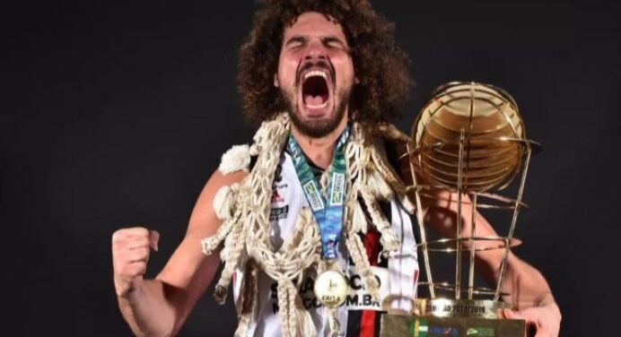 Homenageado nos EUA, Anderson Varejão é exaltado pelo Flamengo