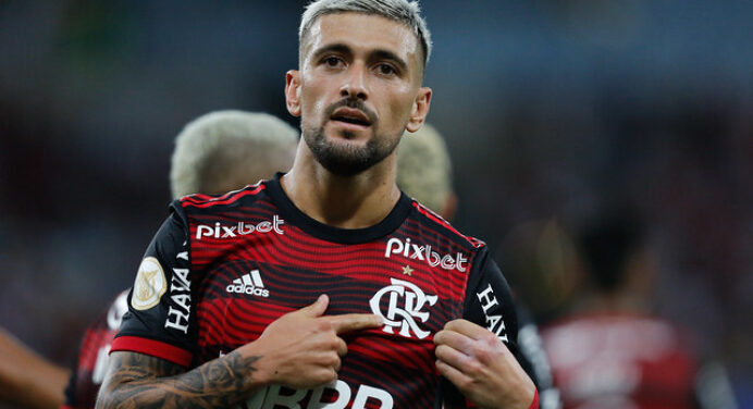 Arrascaeta completa 200 jogos com camisa do Flamengo neste sábado