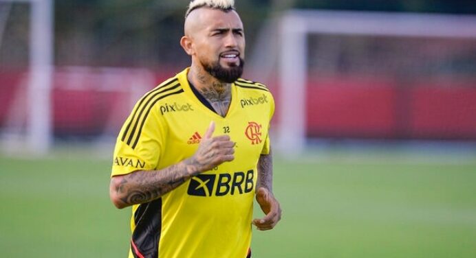 Vítor Pereira barra Everton Ribeiro e usa Vidal como titular contra Volta Redonda