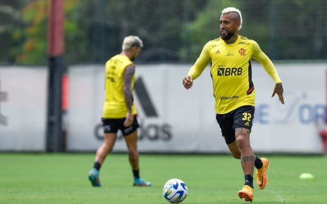 Arturo Vidal celebra retorno aos treinos com bola no Flamengo após desconforto muscular