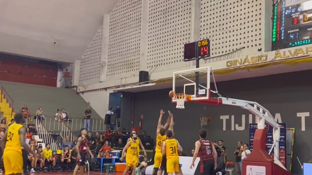 Flamengo atropela Peñarol e segue na liderança da Champions League de Basquete