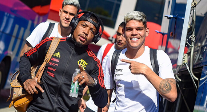 Elenco do Flamengo é recebido com festa em Cariacica