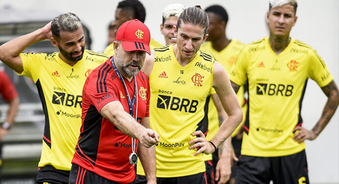 Filipe Luís volta aos treinos em campo com elenco do Flamengo