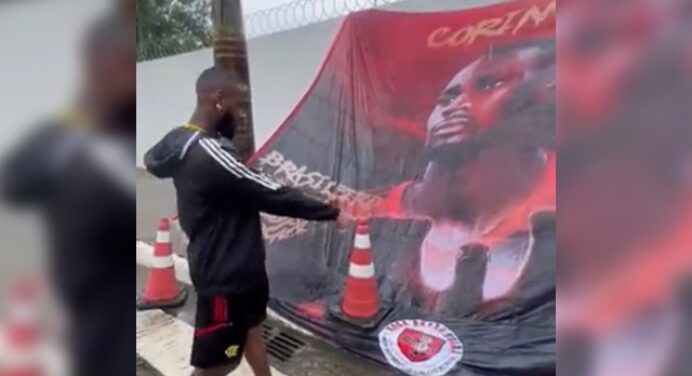 Gerson recebe homenagem de Torcida Organizada do Flamengo no CT Ninho do Urubu