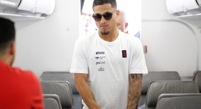 Flamengo vê novo capítulo em disputa de Wolves e Lyon por João Gomes