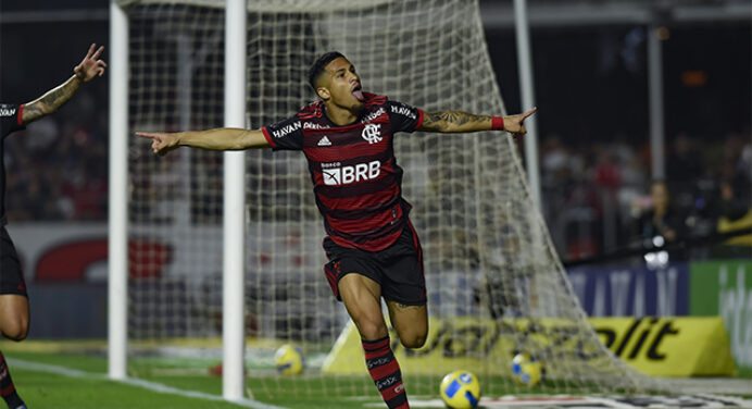 João Gomes se despede do Flamengo como líder de desarmes do Brasil em 2022