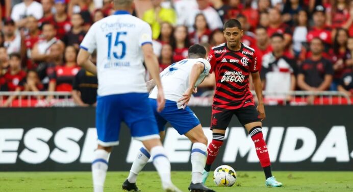 Promessa da base se despede do Flamengo após quatro jogos no profissional