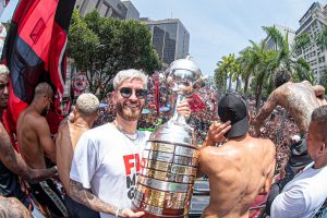 Zagueiro Léo Pereira exibe taça da Libertadores (2022) em festa com a torcida do Flamengo