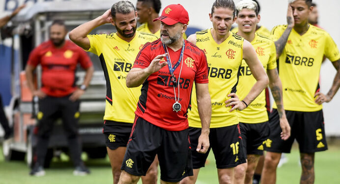 Membro da comissão técnica tem tatuagem histórica do Flamengo na perna; veja