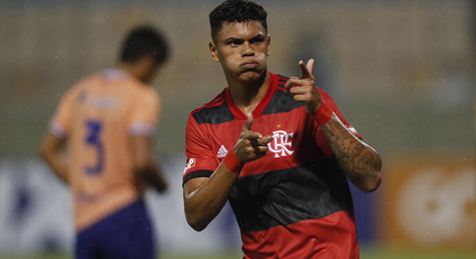 Atacante sensação da base, Mateusão busca 1º gol como profissional do Flamengo