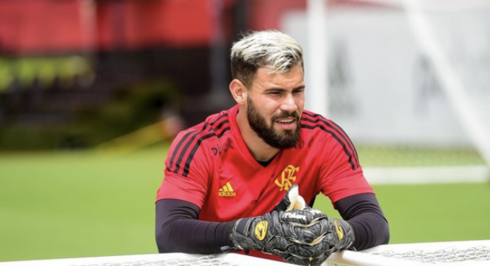 Matheus Cunha entra na mira de dois clubes; renovação com Flamengo ainda não avançou