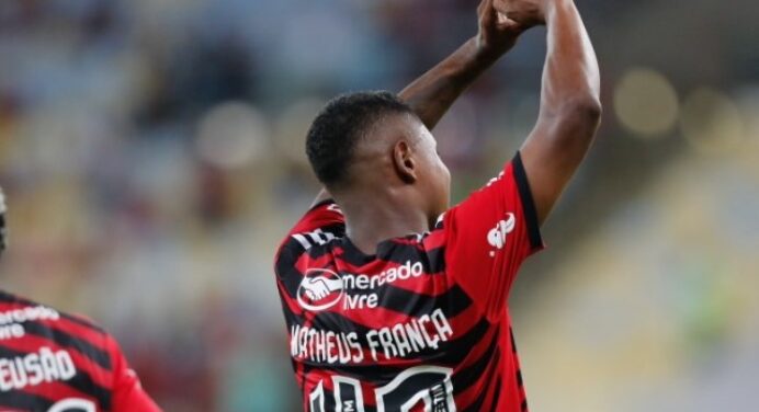 Com 18 anos, Matheus França rechaça rótulo de ‘experiente’ em vitória do Flamengo no Carioca