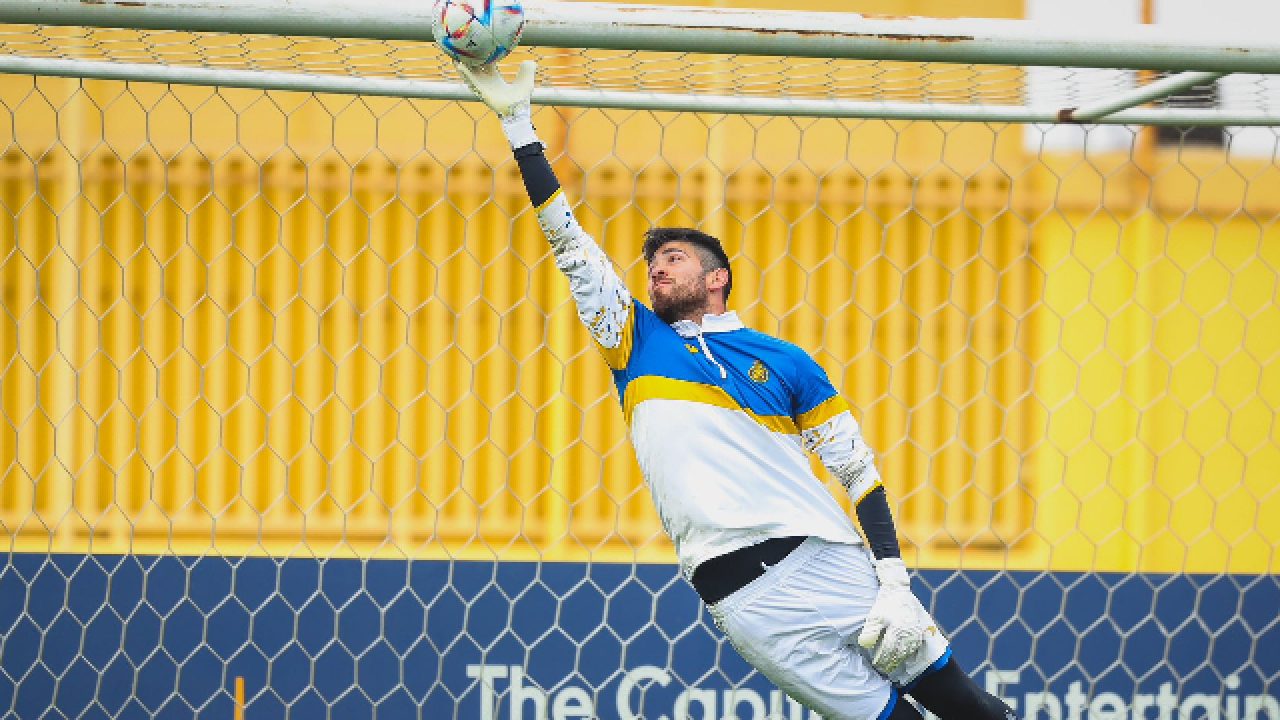 Goleiro contratado pelo Fla perde espaço na Arábia e vira piada por vídeo