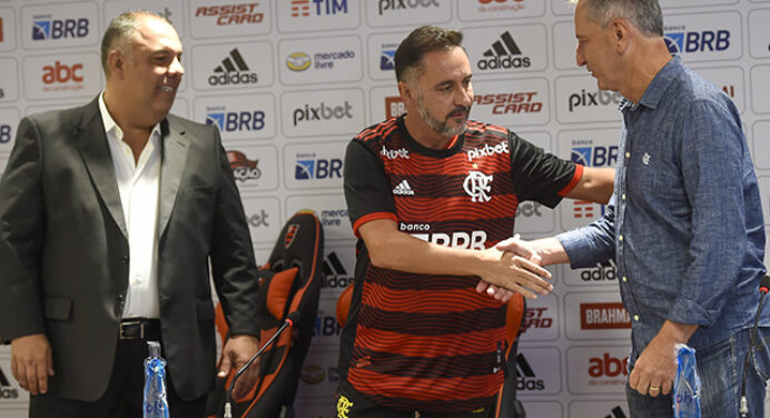 Jornalista culpa dirigentes por fracassos do Flamengo: “Tudo pelas escolhas da diretoria”