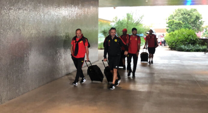 Delegação do Flamengo desembarca em Brasília para decisão contra o Palmeiras