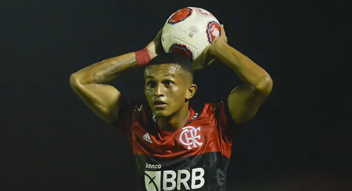 Alvo de Barcelona e Liverpool, lateral volta a receber oportunidades no Flamengo