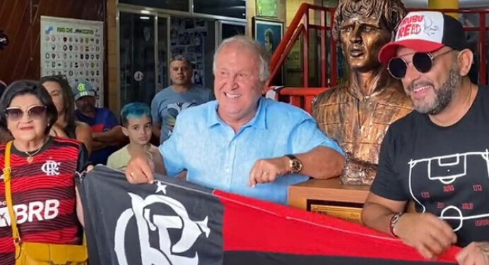 Sede do Flamengo tem sessão de autógrafos com Zico e exposições dos troféus de 1981