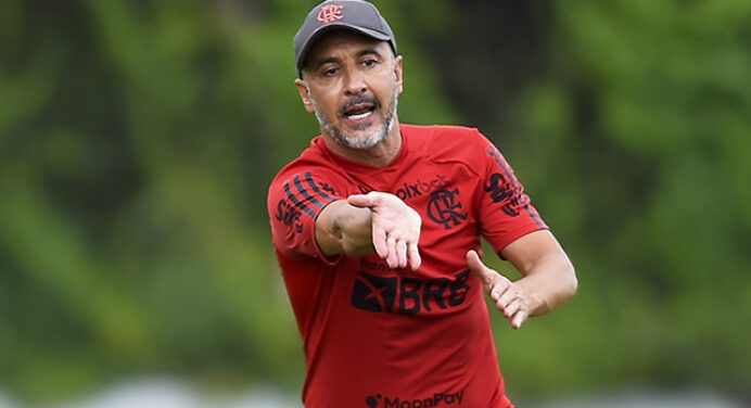 Vítor Pereira intensifica treino nesta quinta e testa mudanças em time titular para Flamengo x Vasco
