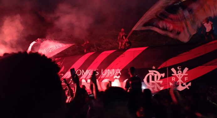 Torcida do Flamengo faz festa em embarque da delegação para Mundial de Clubes; veja vídeos
