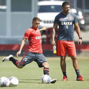 Cuéllar treina no Flamengo, ao lado de Alex Souto Maior, especialista em fisiologia