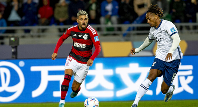 Vítor Pereira justifica substituição de Arrascaeta na semifinal do Mundial: “Não tirei por condição física”