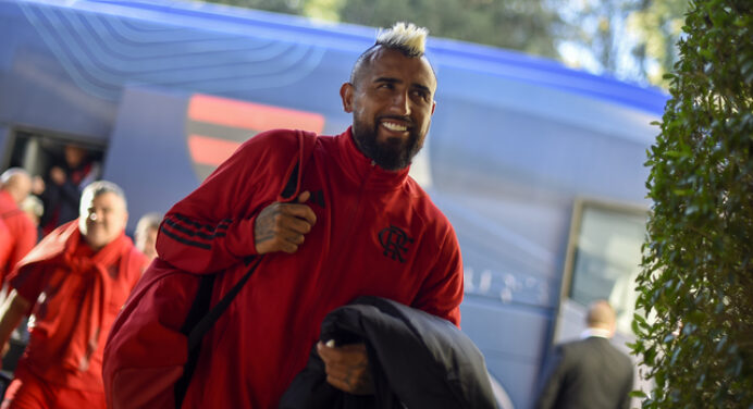 Jogador do Colo-Colo elogia Vidal e convida volante a deixar o Flamengo