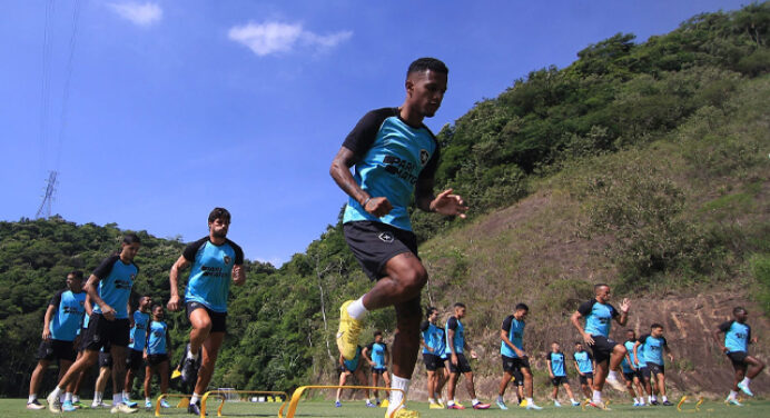 Botafogo tem desfalques na defesa para jogo com Flamengo; veja provável escalação