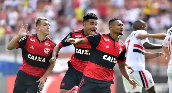 Atacante revelado pelo Flamengo marca golaço em Portugal; veja vídeo