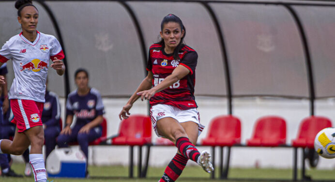 Atacante do Flamengo recebe prêmio de gol mais bonito do Brasileirão Feminino 2022