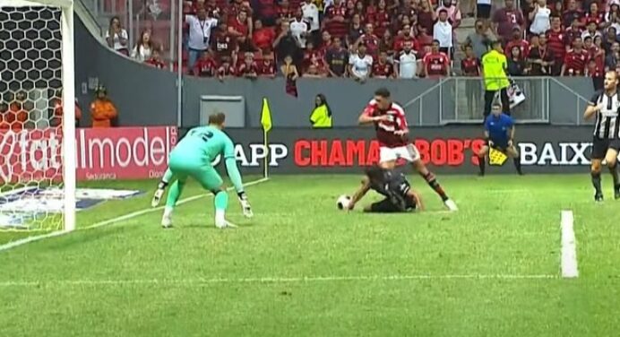 Cadê o VAR? Atacante do Fla é derrubado dentro da área, mas arbitragem ignora pênalti