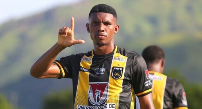 Na mira do Flamengo, artilheiro do Carioca se aproxima do Fluminense
