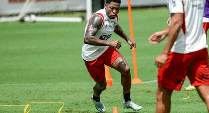 Marinho treina no CT do Flamengo mesmo em folga do elenco e faz desabafo