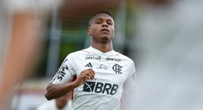 Flamengo acerta renovação de contrato com Matheus França