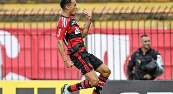 Matheus Gonçalves larga na frente por vaga em time alternativo do Flamengo contra Botafogo
