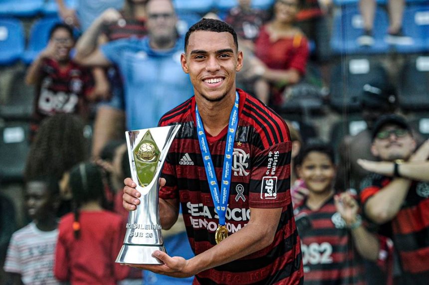 Matheuzinho, lateral direito do Flamengo, com troféu do Campeonato Brasileiro sub-20