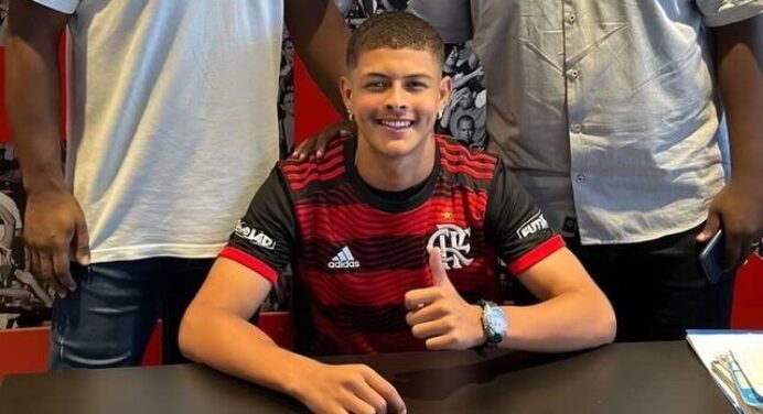 Flamengo contrata atacante promissor do Ibrachina-SP para categorias de base