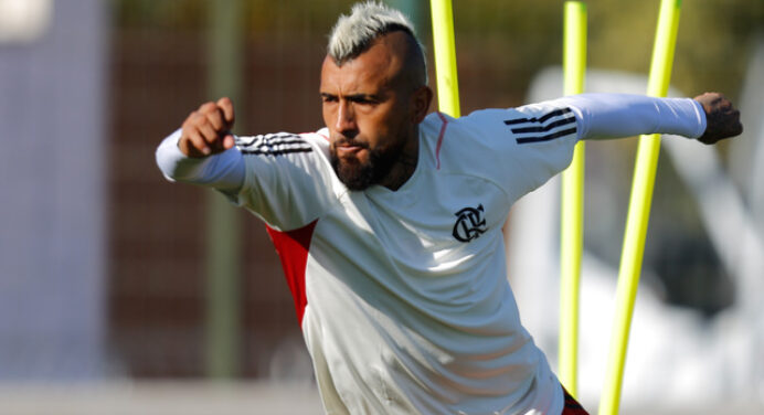 Flamengo encaminha saídas de Arturo Vidal e Erick Pulgar, afirma jornal