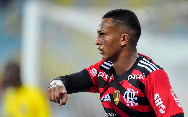 Wesley leva o terceiro amarelo e desfalca o Flamengo no jogo da volta  contra o Grêmio