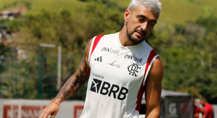Arrascaeta permanece fora, não treina nesta terça e é dúvida para Flamengo x Fluminense