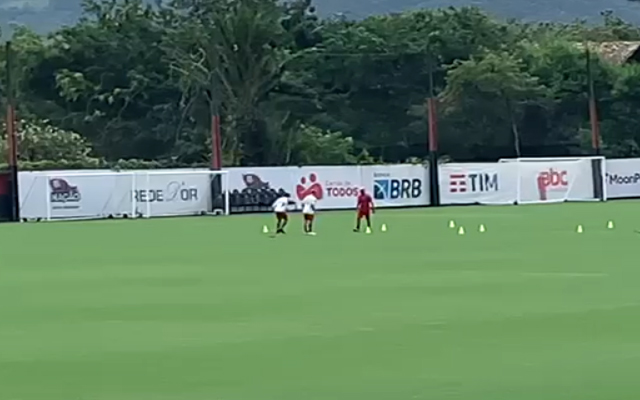 Gabigol treina no campo, mas faz trabalho separado do elenco em aquecimento no CT do Flamengo