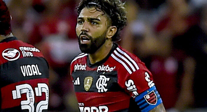 ‘Capitão’ de Vítor Pereira, Gabigol muda postura e impressiona por maior maturidade nos bastidores do Flamengo