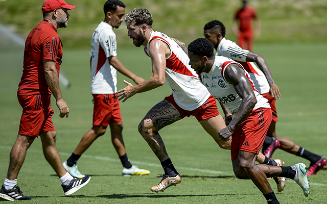 Sem folga! Vítor Pereira comanda treino nesta segunda, com foco em Flamengo x Fluminense