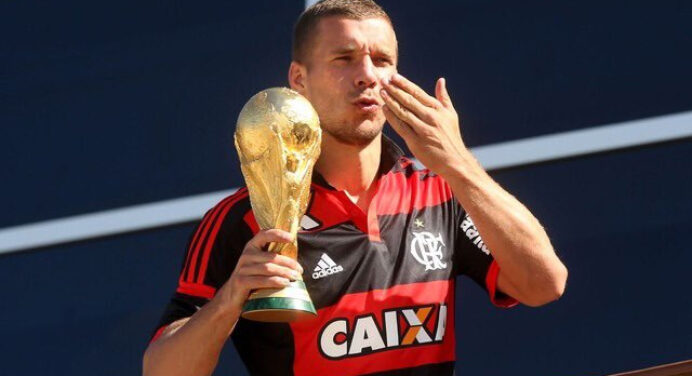 Podolski resgata ‘flerte’ com o Flamengo e agita torcedores em rede social