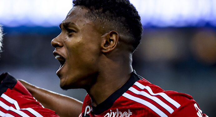 Chelsea faz proposta oficial por Matheus França, do Flamengo