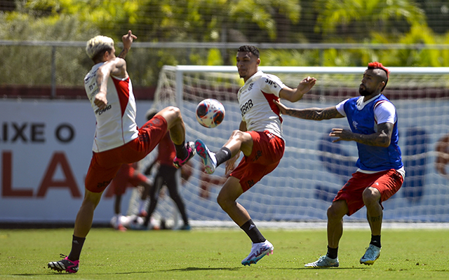 Vítor Pereira começa a projetar time titular do Flamengo para jogo contra o Vasco em treino nesta sexta-feira