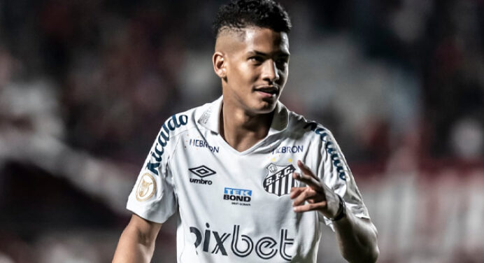 Santos tem 2 propostas por Ângelo na mesa; oferta do Flamengo agrada mais
