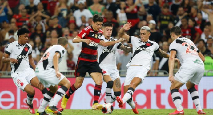 “Fruto de treinamentos”, revela Ayrton Lucas sobre gol marcado com a perna direita contra o Vasco